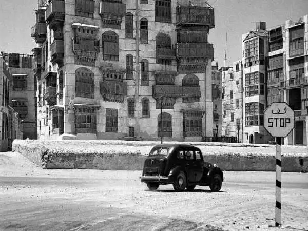 عکس؛ سفر در زمان؛ «5 مرد عربستانی در حال نماز خواندن در پمپ بنزین»؛ سال 1354