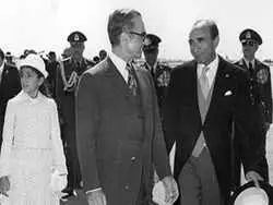 سفر به ایران قدیم؛ یادداشت های علم، پنجشنبه 7 اردیبهشت 1351: گفتم نخست وزیر اسرائیل می خواهند شرفیاب شوند