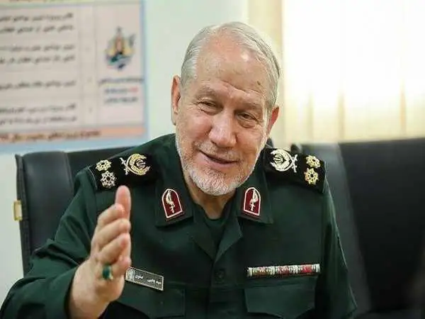 عکس؛ سفر به تاریخ؛ چهرۀ «سرلشکر رحیم صفوی» در دوران جوانی در جبهه