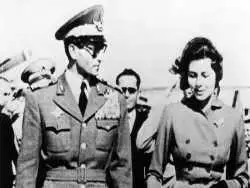 عکس؛ سفر در زمان؛ ظاهر «ثریا اسفندیاری در 58 سالگی در پاریس»؛ سال 1369