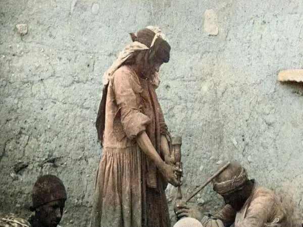 تصاویر؛ سفر به عصر قاجار؛ از «خانه ای در گیلان» تا «عکس خانوادگی زیر کرسی»