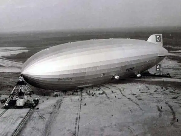 عکس؛ سفر در زمان؛ «کشتی هوایی آمریکا بر عرشه ناوشکن یو اس اس ساراتوگا»؛ سال 1306