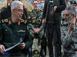 عکس؛ سفر در تاریخ؛ «سرلشکر باقری در هواپیما و با لباس نظامی»؛ دهه 60