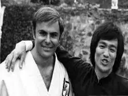 عکس؛ سفر در زمان؛ «بروسلی در حال تمرین مشت مرگبارش»؛ سال 1350