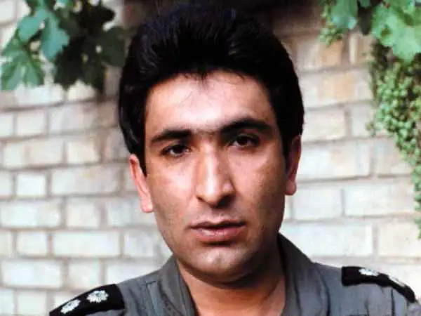 عکس؛ سفر در تاریخ؛ «شهید عباس دوران» در کنار جنگنده آموزشی در آمریکا؛ سال 51