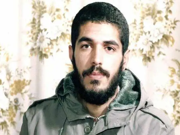 عکس؛ سفر به تاریخ؛ «شهید ابراهیم هادی» در حال انجام حرکات ورزش زورخانه ای در جبهه