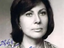 عکس؛ سفر در زمان؛ «ثریا اسفندیاری در کنار والدین، خواهران و برادران و اقوام»؛ دهه 30