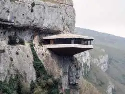 تصاویر؛ خلوتگاه ساحلی با معماری بروتالیستی