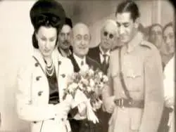 عکس؛ سفر در زمان؛ «فوزیه و اشرف پهلوی در فرودگاه قاهره»؛ سال 1320