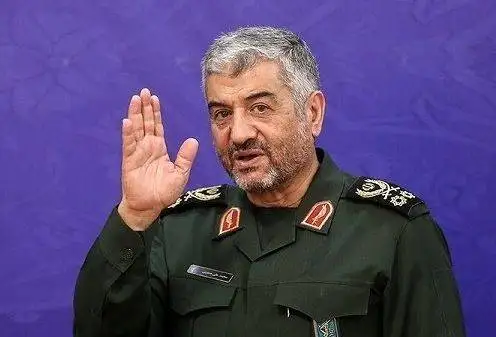 عکس؛ سفر به تاریخ؛ «سردار جعفری» در جبهه در کنار «همت، باکری و زین الدین»