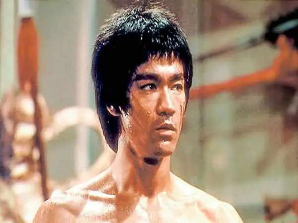 عکس؛ سفر در تاریخ؛ بروسلیِ همیشه جدی با تیپ رسمی در حال خندیدن؛ سال 1345