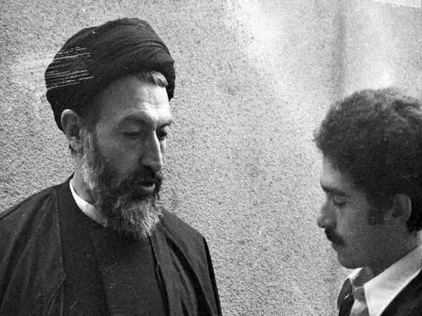 عکس؛ سفر در زمان؛ «شهید بهشتی در فرودگاه هامبورگ آلمان»؛ دهه 40