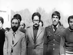 عکس؛ سفر در تاریخ؛ «ابوالحسن بنی صدر در کنار قاب عکس پدرش»؛ سال 58