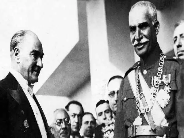 عکس؛ سفر در تاریخ؛ «استقبال رضاخان از ملکه نازلی در تهران»؛ سال 1318