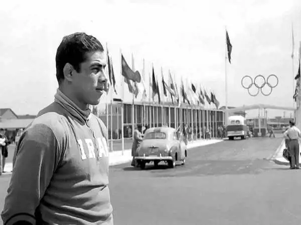 عکس؛ سفر در زمان؛ «لحظه تدفین پیکر تختی در گورستان ابن بابویه تهران»؛ سال 46