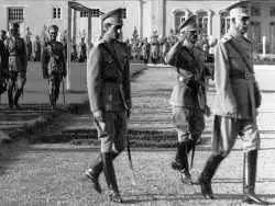 عکس؛ سفر در زمان؛ «رضاخان در حال بازدید از کتیبه های تخت جمشید»؛ دهه 1310