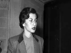 عکس؛ سفر در تاریخ؛ «ثریا اسفندیاری» در 17 سالگی در کنار پدر و مادرش؛ سال 1328