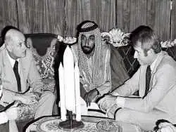 عکس؛ سفر به تاریخ؛ اسم «خلیج فارس» روی میز رئیس کشور امارات؛ سال 1354