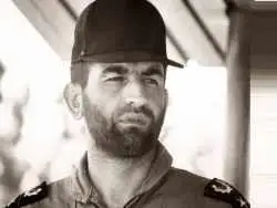 عکس؛ سفر به تاریخ؛ «شهید عباس بابایی» با پای برهنه در دستۀ عزاداری محرم