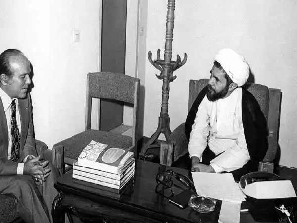 عکس؛ سفر در تاریخ؛ «شهید مفتح در سفر حج و در کنار غار حراء»؛ دهه 40