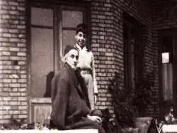 عکس؛ سفر در زمان؛ نیمایوشیج در حال نوشتن شعر در کوه های مازندران؛ دهه 20