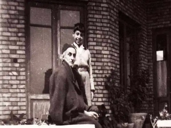 عکس؛ سفر در زمان؛ نیمایوشیج در حال نوشتن شعر در کوه های مازندران؛ دهه 20