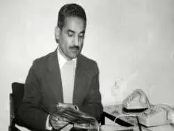 عکس؛ سفر در زمان؛ «شهید رجایی در یک سفر و در کنار بنی صدر»؛ سال 59