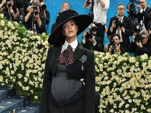 بارداری سوم ریحانا، برای جهان کلاس درس گذاشت