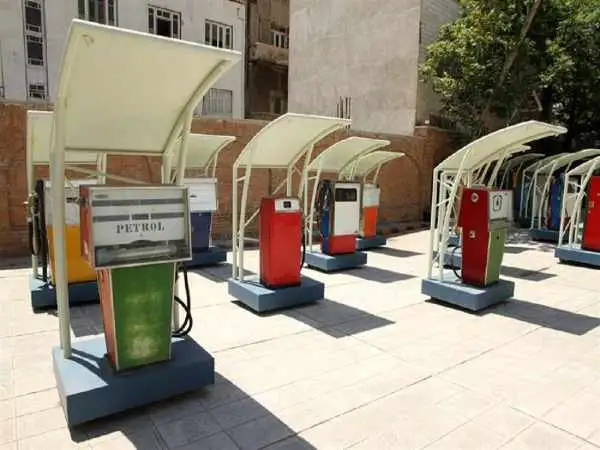 عکس؛ سفر در تاریخ؛ شکل و شمایل فضایی یک «پمپ بنزین» در کی یف اوکراین؛ سال 58