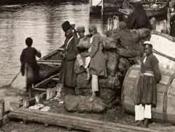عکس؛ سفر به تاریخ؛ بارگیری یک کشتی در بندر انزلی؛ 120 سال قبل