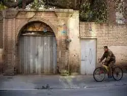 همه ی ایران دوست دارند ساعت ها پشت این در معطل بمانند