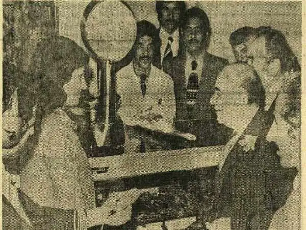 تصاویر؛ سفر در تاریخ؛ امیرعباس هویدا در ستارخان دنبال گوشت!