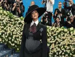 بارداری سوم ریحانا، برای جهان کلاس درس گذاشت