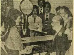 تصاویر؛ سفر در تاریخ؛ امیرعباس هویدا در ستارخان دنبال گوشت!