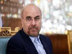 عکس؛ سفر به تاریخ؛ «محمدباقر قالیباف» در حال بررسی نقشۀ عملیاتی در سنگر؛ دهۀ 1360