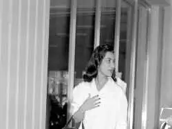 عکس؛ سفر در تاریخ؛ ژست قجری «فوزیه و اشرف» در محوطه سعدآباد؛ دهه 20