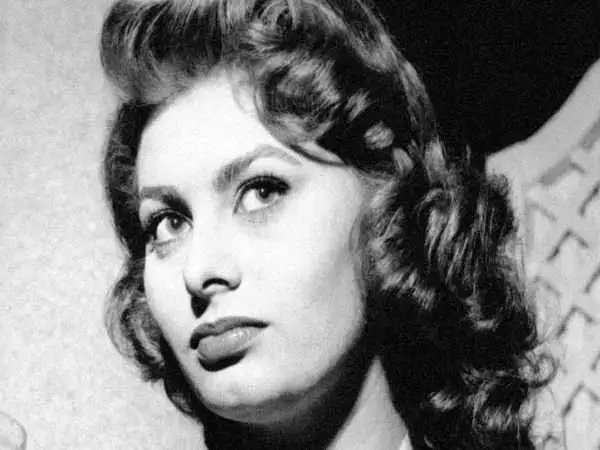 عکس؛ سفر در تاریخ؛ سوفیا لورن مشغول بازی بیلیارد با سربازان آمریکایی؛ سال 1333