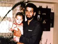 عکس؛ سفر به تاریخ؛ «شهید عباس بابایی» در حال بازی والیبال در خیابان های تگزاس؛ سال 1349