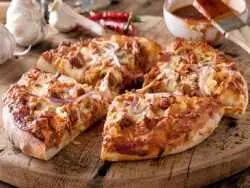 طرز تهیه پیتزا سیر و مرغ، یک تجربه لذیذ در آشپزخانه