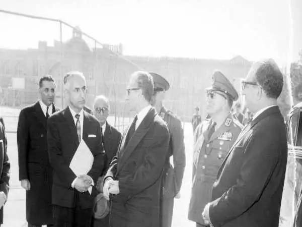 عکس؛ سفر در زمان؛ «محمدرضا پهلوی و هویدا در یک مانور در بندرعباس»؛ سال 57