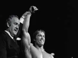 عکس؛ سفر در زمان؛ «لحظه دریافت جایزه قهرمانی مستر آماتور اروپا توسط آرنولد»؛ سال 1345