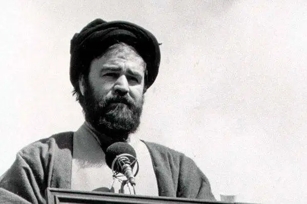 عکس؛ سفر به تاریخ؛ «سید احمد خمینی» در حال انجام ورزش زورخانه ای؛ دهۀ 1360