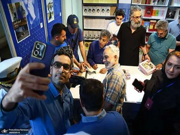 صف کشیدن برای عادل در مصلی بحث برانگیز شد