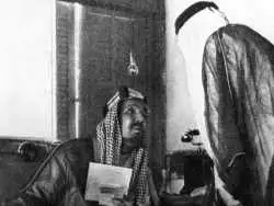 عکس؛ سفر در زمان؛ «اولین پادشاه عربستان در کنار 4 فرزندش»؛ سال 1312