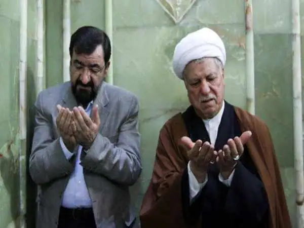 عکس؛ سفر به تاریخ؛ «هاشمی رفسنجانی و محسن رضایی» در حال بررسی نقشۀ عملیات در جبهه