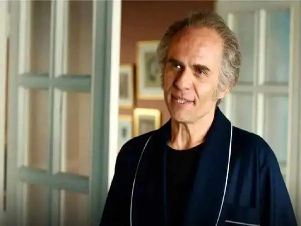 عکس؛ آماده سازی جمشید خانِ تاسیان برای یک سکانس خاص!