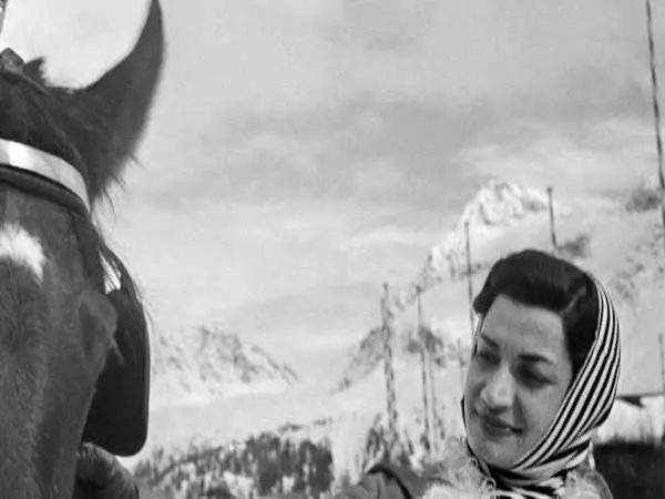 عکس؛ سفر در تاریخ؛ خوشگذرانی «اشرف پهلوی و دخترش آزاده» در سوئیس؛ سال 1332