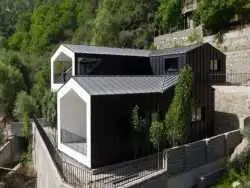 تصاویر؛ در ایران هم از این معماری ها داریم؛ زیبایی های خانه موازی در مازندران