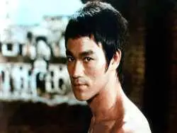 عکس؛ سفر در زمان؛ تیپ و چهره خاص «بروسلی» در 30 سالگی؛ سال 1350