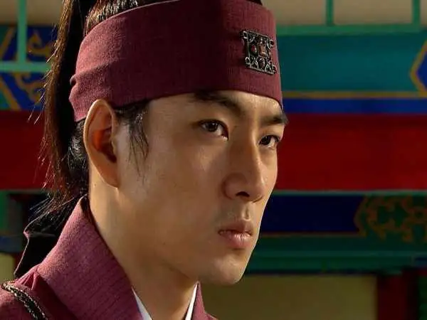 عکس های تازۀ «جومونگ» 53 ساله با موهای کوتاه در یک برنامه تلویزیونی